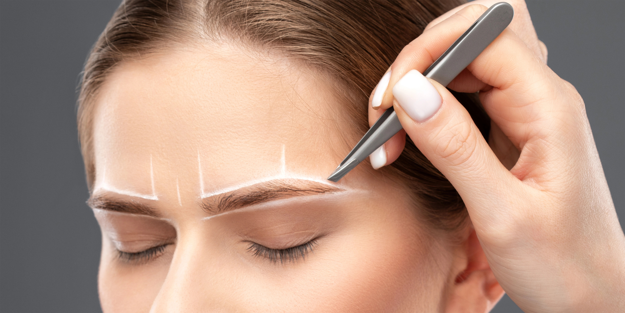 Oblikovanje obrvi in dober kozmetični salon